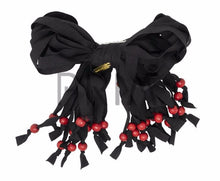 Load image into Gallery viewer, HEIRLOOMS STRINGY BOW PEARLS CLIP