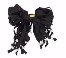 Load image into Gallery viewer, HEIRLOOMS STRINGY BOW PEARLS CLIP