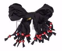 Load image into Gallery viewer, HEIRLOOMS STRINGY BOW PEARLS CLIP