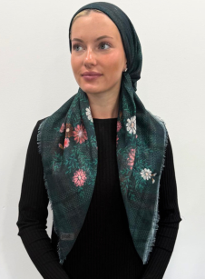 headscarf closed tail flower
