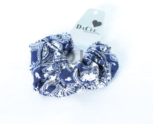 Load image into Gallery viewer, BANDANA PRINTED SCRUNCHY

