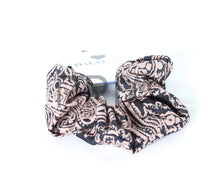 Load image into Gallery viewer, BANDANA PRINTED SCRUNCHY

